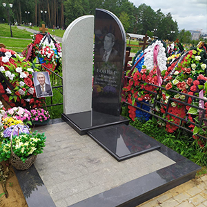 Памятники на кладбище в Москве